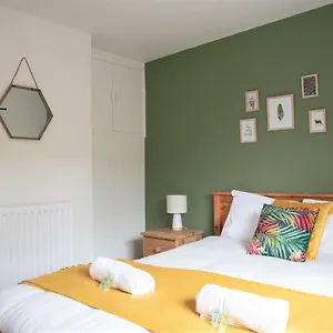 Cottenham - Centre With Free Private Parking 2 Toilets 4 Bedroom Sleeps 8 Newcastle upon Tyne