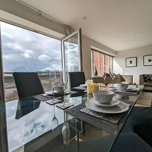 Quayside With Riverside Views & Parking Newcastle upon Tyne